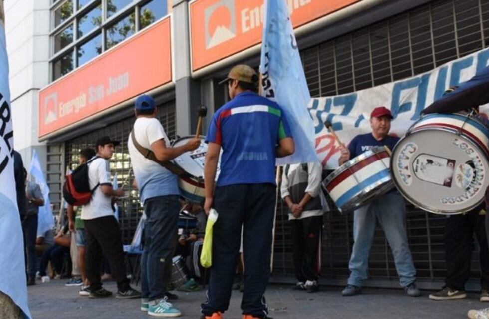 Trabajadores de Energía San Juan pararon para exigir una suba salarial