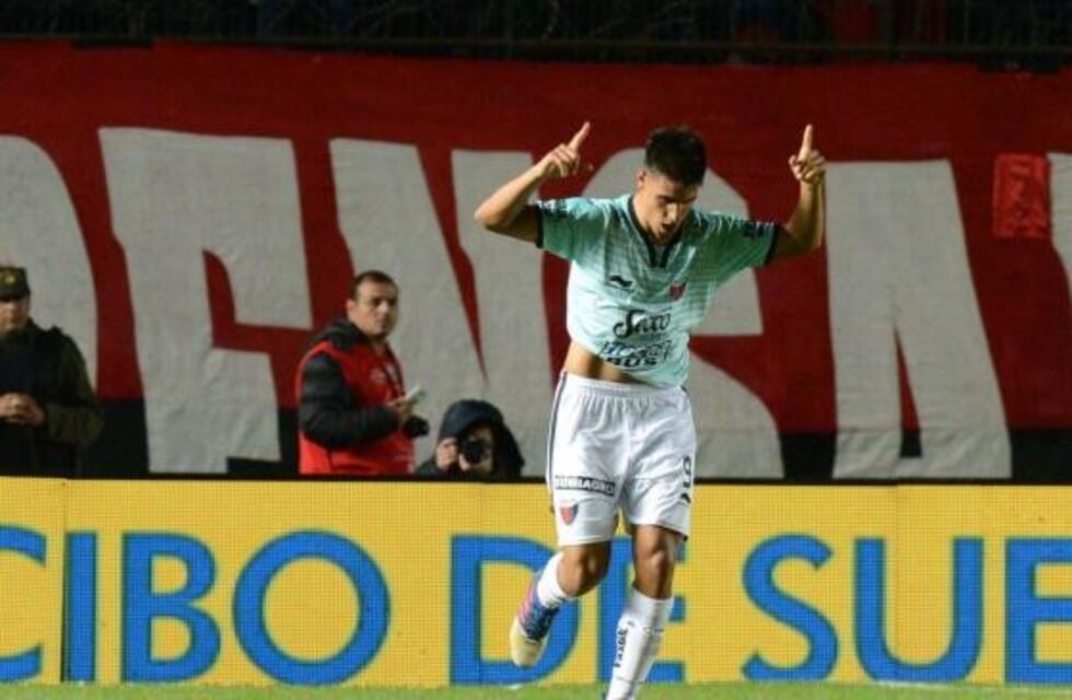 Colón bajó de la pelea a San Lorenzo tras vencerlo por 2-1
