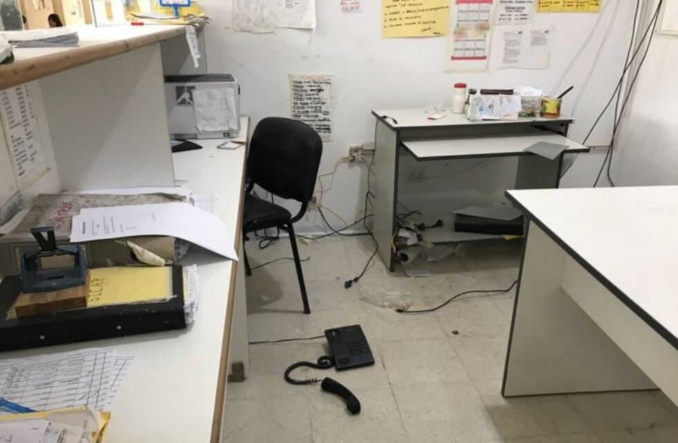 Robaron un centro de salud barrial y usaron hasta los matafuegos para destrozar el lugar
