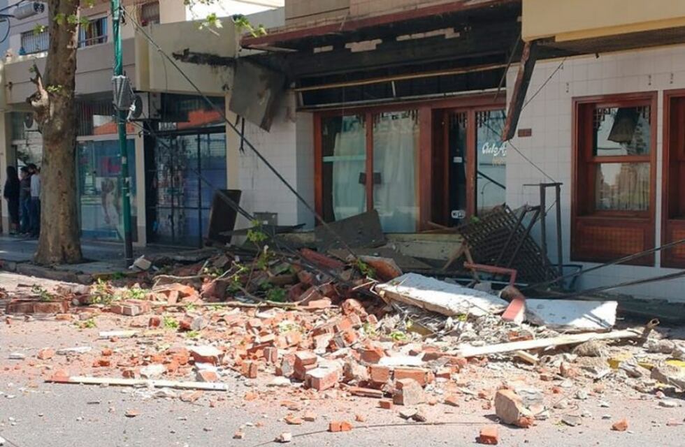 Se derrumbó la mampostería de un hotel en pleno centro: no hubo heridos