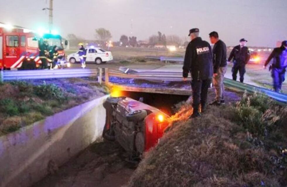 Un auto descontrolado cayó a un profundo desagüe en General Pico