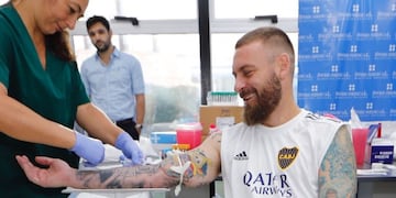 Boca volvió a los entrenamientos con el mismo plantel, pero con nueva indumentaria (Foto: Twitter/@bocajrsoficial)