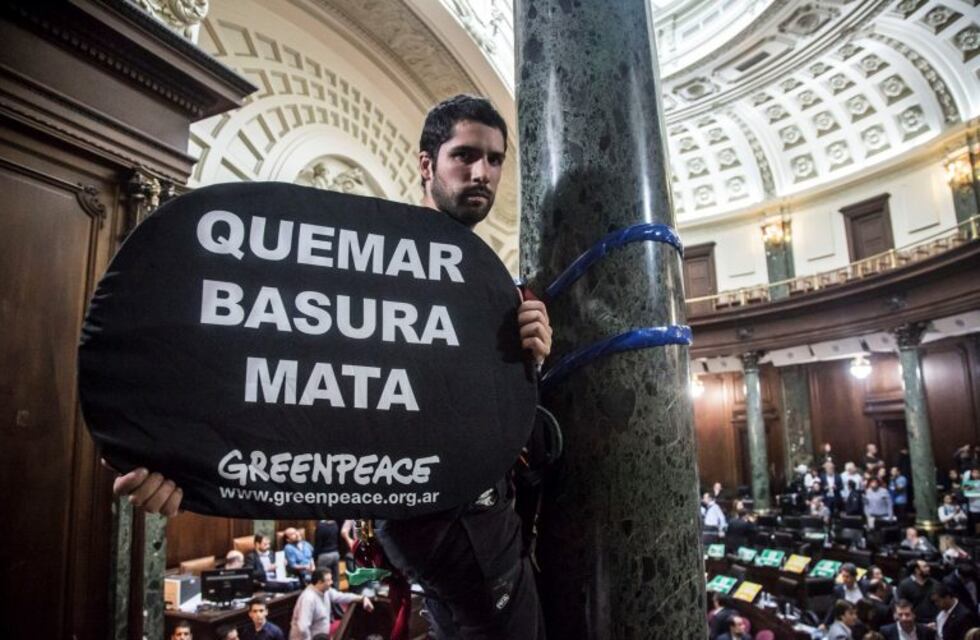 La Justicia porteña ordenó suspender la ley que permite la incineración de residuos