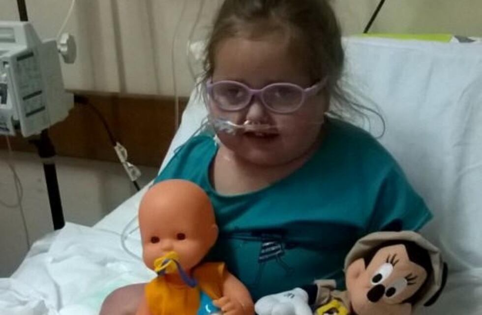 Niña de Maipú sufre una extraña obesidad y necesita $120 mil por mes para vivir