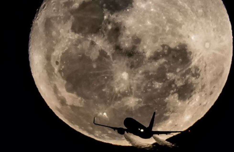 Esperó dos años para sacar la foto "perfecta" del cruce de un avión con la luna y se hizo viral