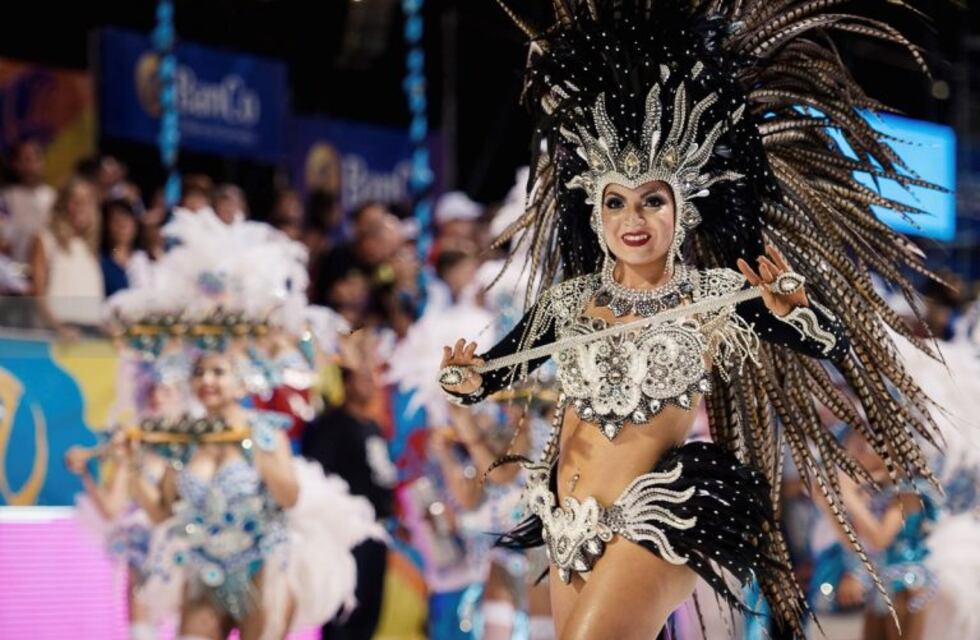 Echaron a comparseros por gestos ofensivos con una muñeca inflable