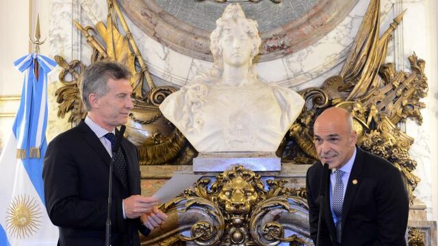 DYN34, BUENOS AIRES 29/11/16, EL PRESIDENTE MAURICIO MACRI TOMu00d3 HOY JURAMENTO, EN EL SALu00d3N BLANCO DE CASA ROSADA, AL DIRECTOR GENERAL DE LA AGENCIA FEDERAL DE INTELIGENCIA (AFI), GUSTAVO ARRIBAS.FOTO.DYN/PRESIDENCIA