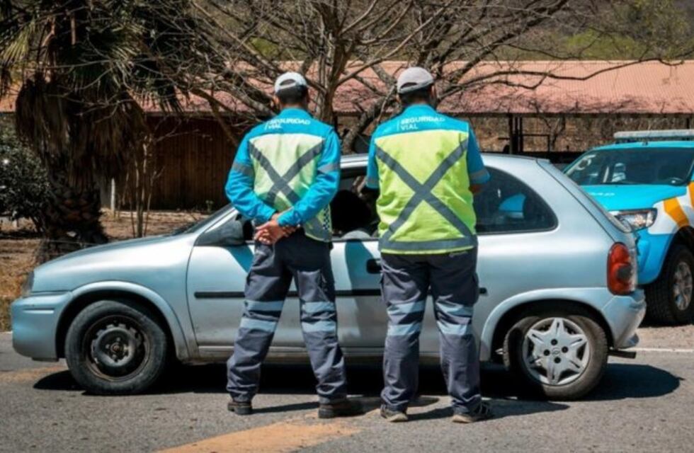 Cuáles son los documentos que hay que llevar en el auto de manera obligatoria para viajar por el país