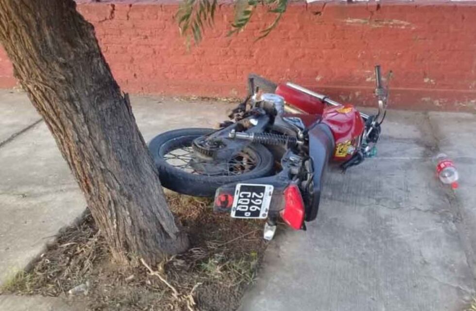 Murió un motociclista al impactar contra rejas y un paredón