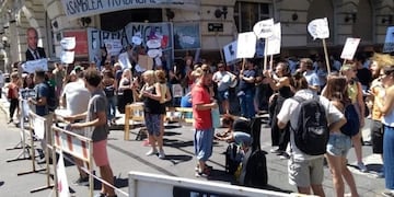 Los manifestantes cortaron calle Sarmiento frente a la Sala Lavardén\u002E (FB Trabajadores del Ministerio de Innovación y Cultura)