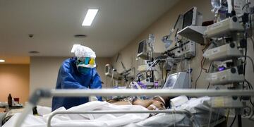 Médico controla a paciente con Covid-19 en Argentina