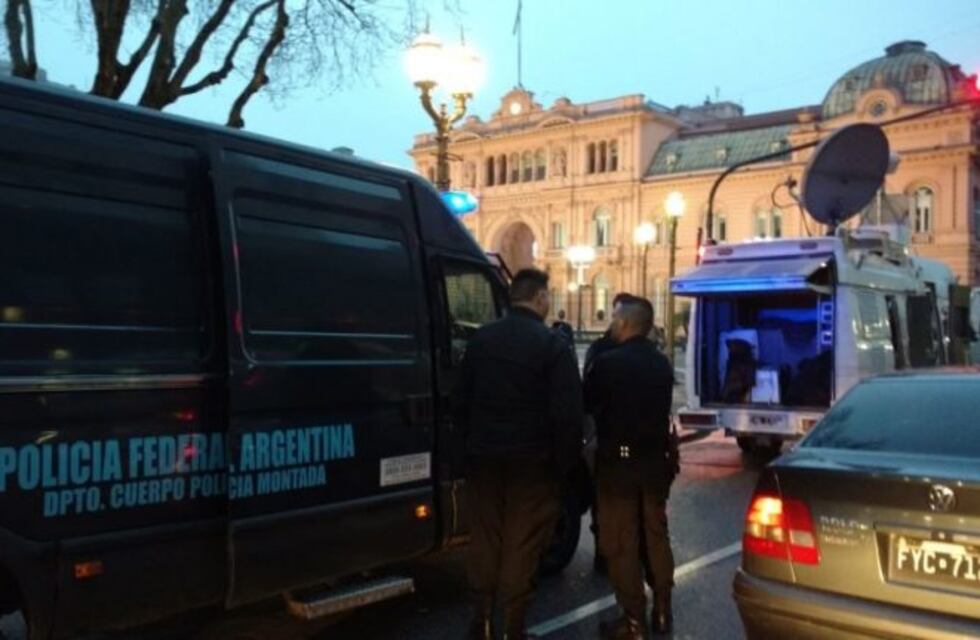 Alarma por un auto frente a la Casa Rosada: el conductor tenía pedido de captura por encubrimiento