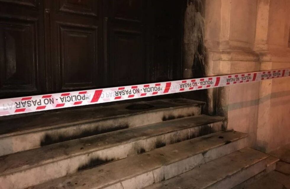 Atacan y queman la puerta de la Iglesia San Roque, en el centro