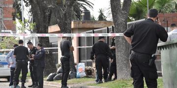La policía luego del ataque a tiros durante un allanamiento en una casa de la ciudad de San Lorenzo\u002E