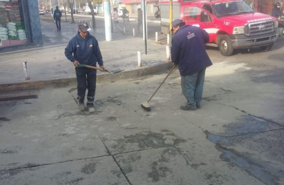 Un derrame de aceite provocó que ocho motociclistas se cayeran
