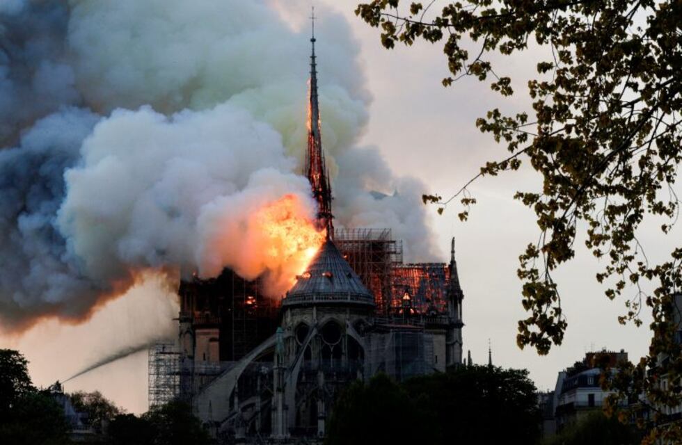 Aseguran haber visto la figura de Cristo entre las llamas de Notre Dame
