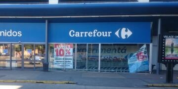 El caso de maltrato ocurrió en la sucursal de Carrefour ubicada en el complejo Village Cines\u002E (Google)