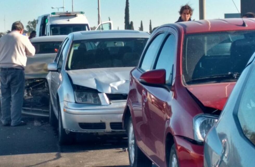 Choque en cadena generó demoras en Avenida La Voz del Interior