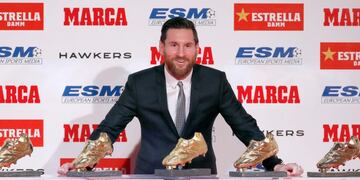 El delantero argentino del Barcelona, Leo Messi, posa tras recibir su quinta Bota de Oro como máximo goleador europeo\u002E (EFE)