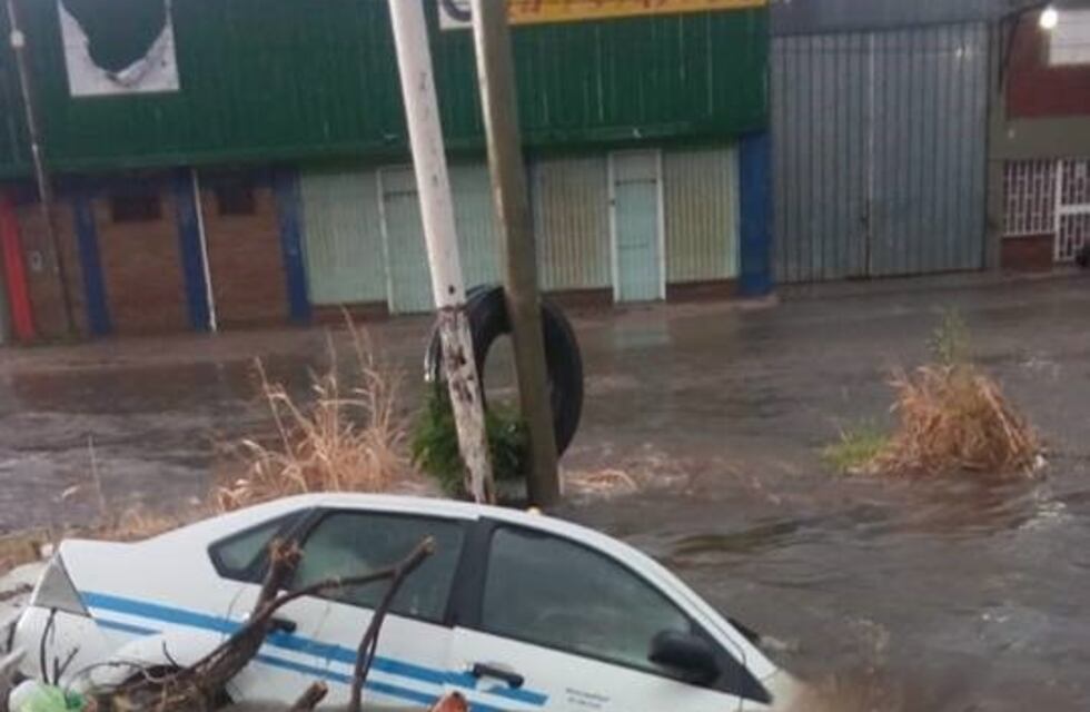 Increíble: por la intensa lluvia un taxi cayó a un canal