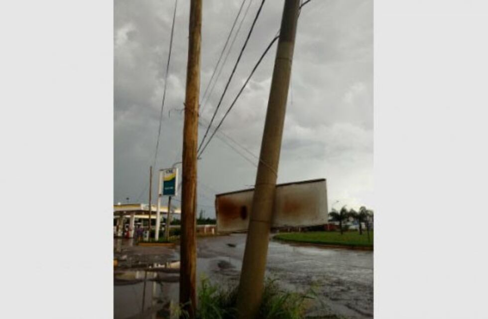 Tránsito cortado en inmediaciones de rotonda sur por la caída de un poste de luz