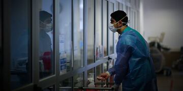 -FOTODELDÍA- AME3325\u002E BUENOS AIRES (ARGENTINA), 08/09/2020\u002E- Médicos hacen recorridos de rutina para controlar pacientes, el 6 de septiembre de 2020, en un hospital de la Provincia de Buenos Aires (Argentina)\u002E\u002E EFE/ Juan Ignacio Roncoroni     casos del dia terapia intensiva