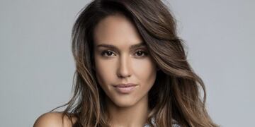 Jessica Alba se sumó a la tendencia de los tatuajes con tinta blanca