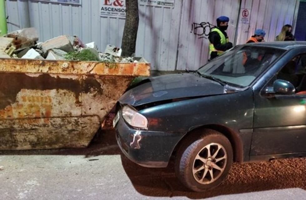 Bahía Blanca: chocó contra un contenedor por un camión que lo encerró