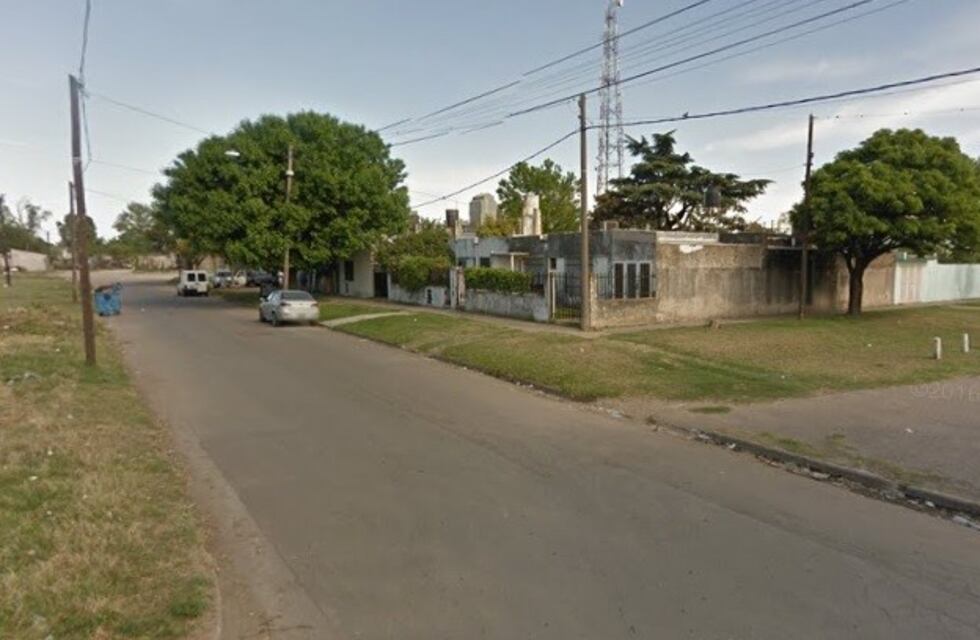 Lo encontró desnudo en la cama de su hija de nueve años y lo denunció