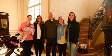 La dirigente (segunda desde la derecha) pasó 11 años en el Tribunal de Cuentas\u002E (@balbastroluz)