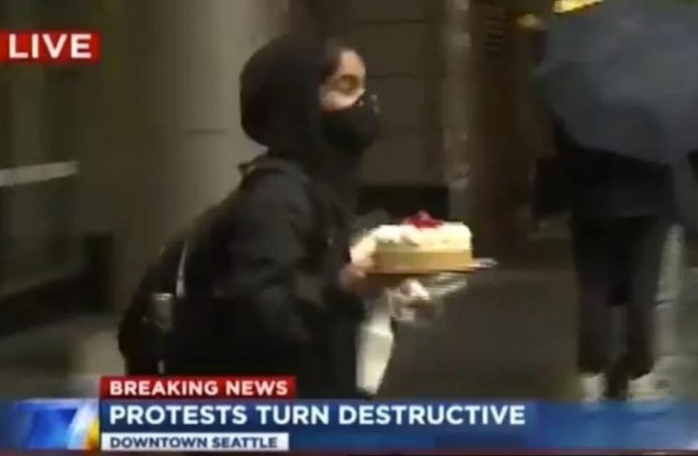 Video: en medio de las protestas contra el racismo en Estados Unidos, una chica se robó una torta de queso
