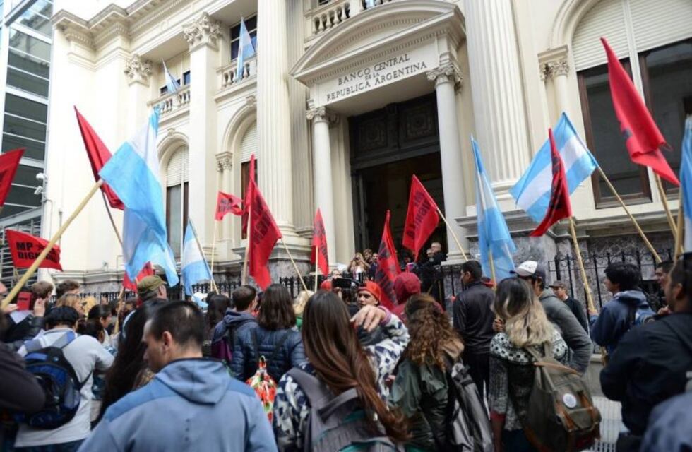 Organizaciones sociales protestaron frente al Banco Central en rechazo al acuerdo con el FMI
