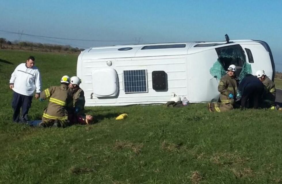 Choque y vuelco de un utilitario en la autopista a Córdoba dejó varios heridos