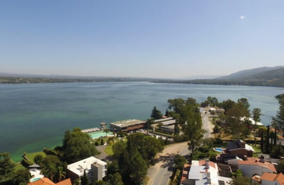 Lago San Roque: continúan con la extracción de cianobacterias y aseguran buenos resultados