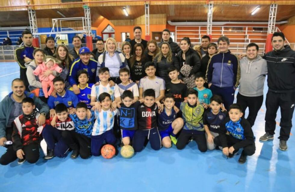 Bertone visitó a los jugadores del Club Real Madrid de Río Grande