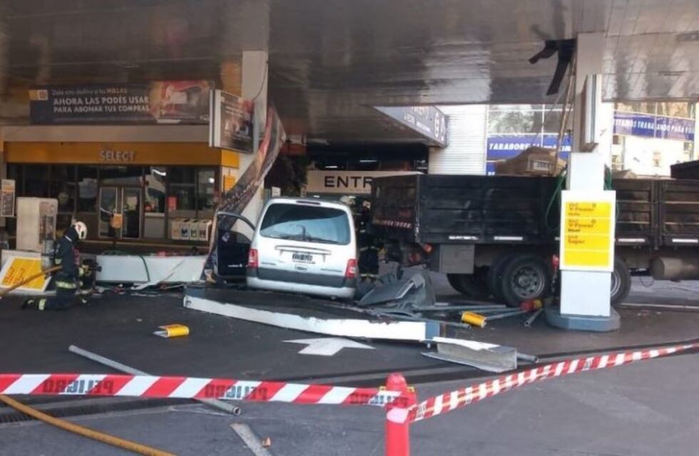 Un camión chocó a un auto que cargaba nafta en una estación de servicio de Retiro