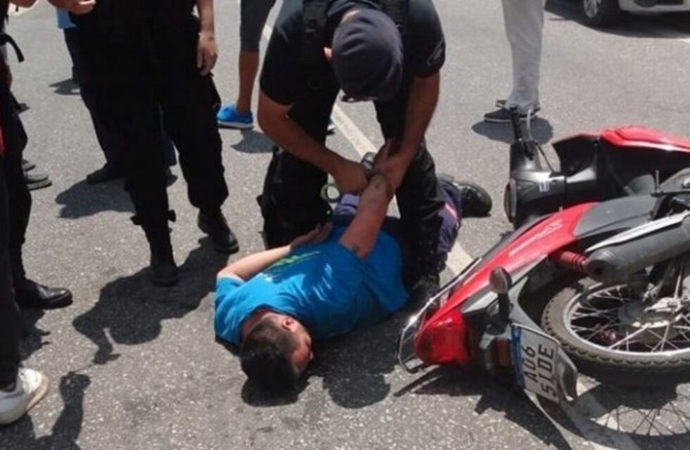 Vecinos de Echesortu agarraron a un motochorro y casi lo linchan