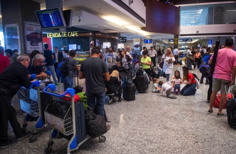 Gremios aeronáuticos rechazaron la oferta paritaria de Aerolíneas y amenazaron con “conflictos”