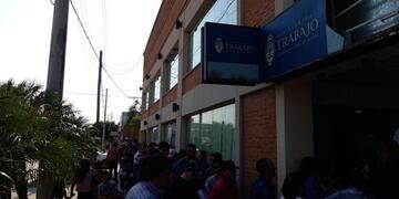 Filas para cobrar un subsidio para desocupados en el Ministerio de Trabajo en Formosa