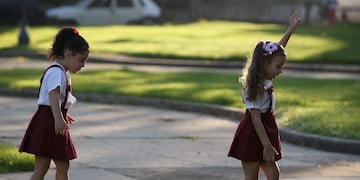 HAB06\u002E LA HABANA (CUBA) 02/09/13\u002E- Dos niñas que inician la educación primaria juegan en un parque hoy, lunes 2 de septiembre de 2013, en La Habana (Cuba)\u002E Más de dos millones de estudiantes cubanos, desde la enseñanza primaria a la universitaria, vuelven hoy a las aulas para iniciar un nuevo curso escolar que estará marcado por el llamado de las autoridades del país a profundizar en la \
