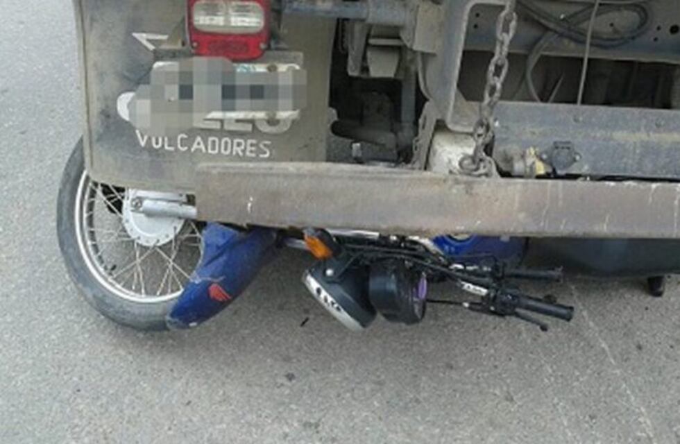 Un motociclista quedó abajo de un camión y tuvo que ser rescatado por los bomberos