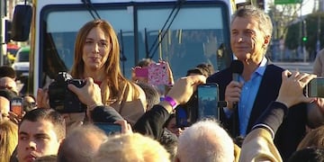 El presidente Mauricio Macri, junto a la gobernadora bonaerense, María Eugenia Vidal, durante la inauguración del Metrobus Calchaquí en Quilmes\u002E