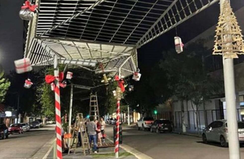 Comerciantes y vecinos adornaron la Avenida San Martín de Santa Rosa