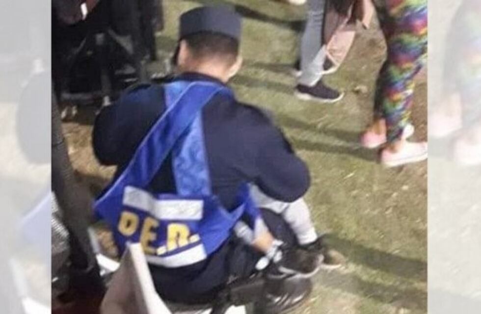 Un policía tranquilizó a un niño perdido y lo hizo dormir mientras aguardaba la llegada de su madre