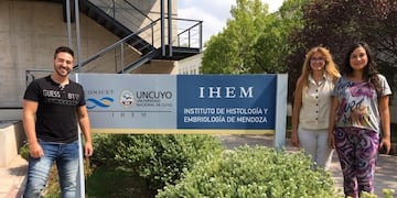 Los investigadores Santiago Martínez, Patricia Romano y Antonella Losinno\u002E