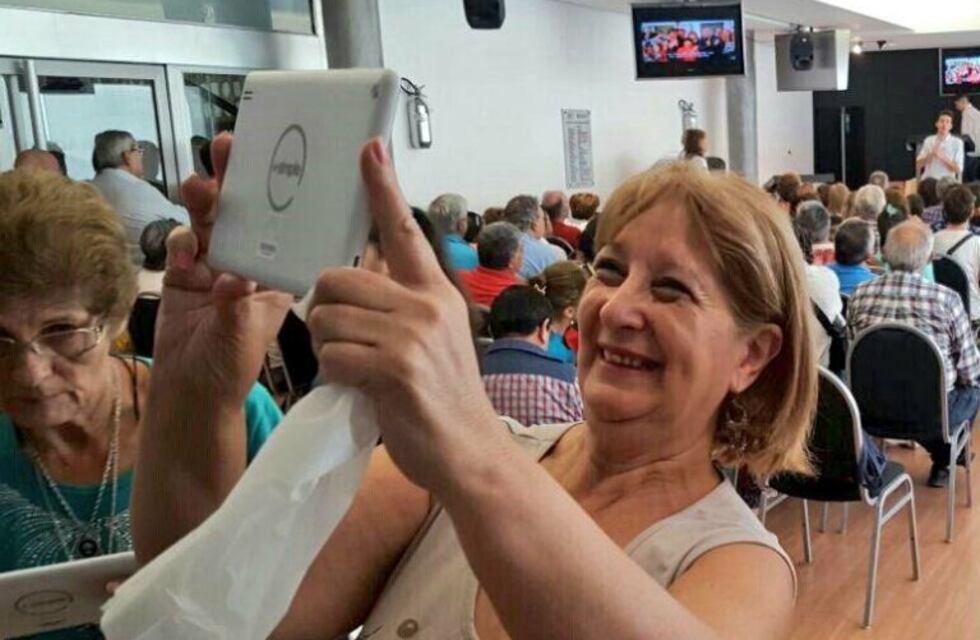 Entregaron 700 tablets a jubilados en una semana