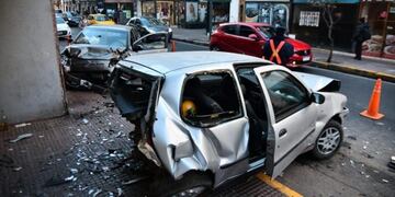 Chocó autos estacionados y agredió a policías\u002E