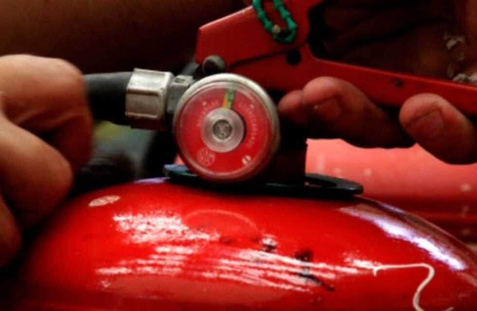 Le reclamó por una relación con su pareja y luego "le partió" la cabeza con un matafuegos