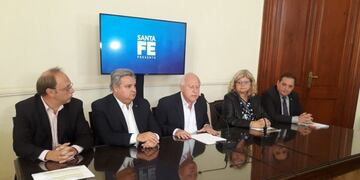 El gobernador decidió acompañar a sus ministros para defender la decisión de aplicar la suba\u002E (@Gabi_Albanesi)