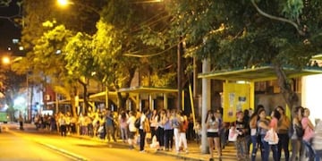 A partir de las 21:00 horas las paradas de colectivos se llenan de usuarios que desean volver a sus casas\u002E
